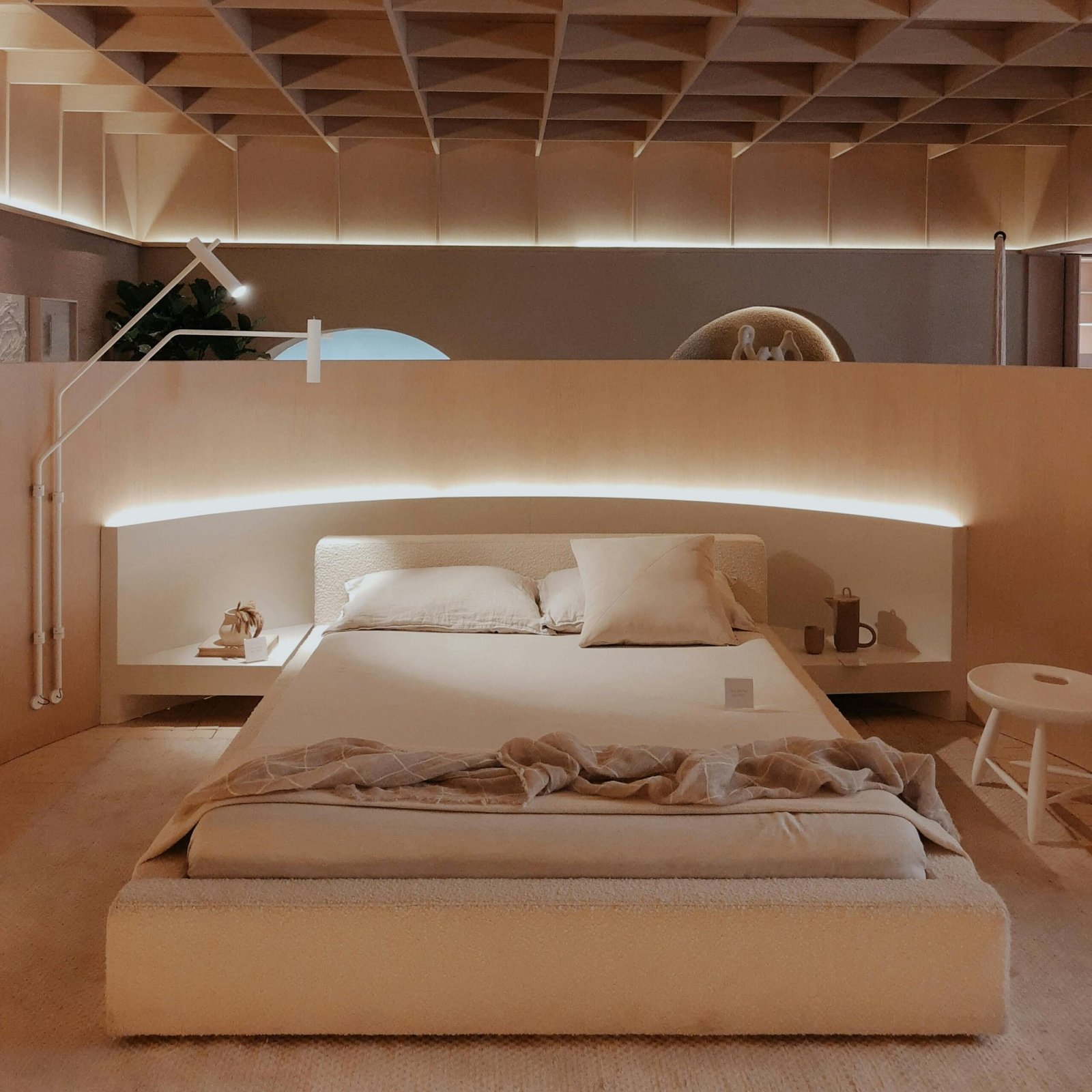 Elegant modern bedroom design featuring luxury furnishing and soft lighting.